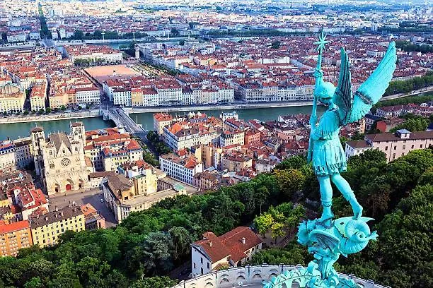 Suite Omera Lyon 0*,